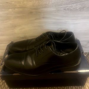 Stanford classic dress shoe, size 9, black